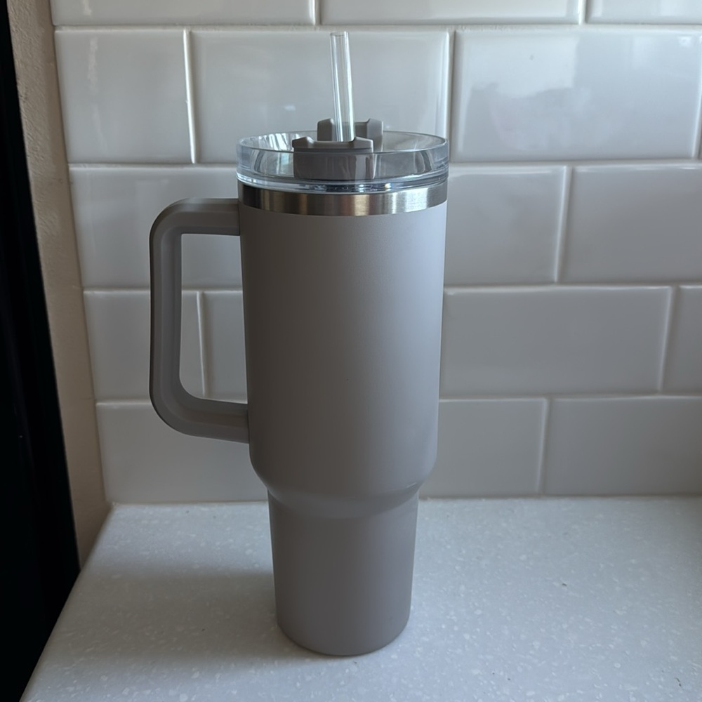 ⬇️⭐️ Stanley Adventure Quencher 40z Travel Tumbler in Ash Gray - Picture 4 of 8